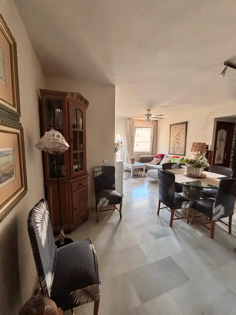 Sala d'estar de Apartament en venda en Marbella amb Aire condicionat, Terrassa i Moblat