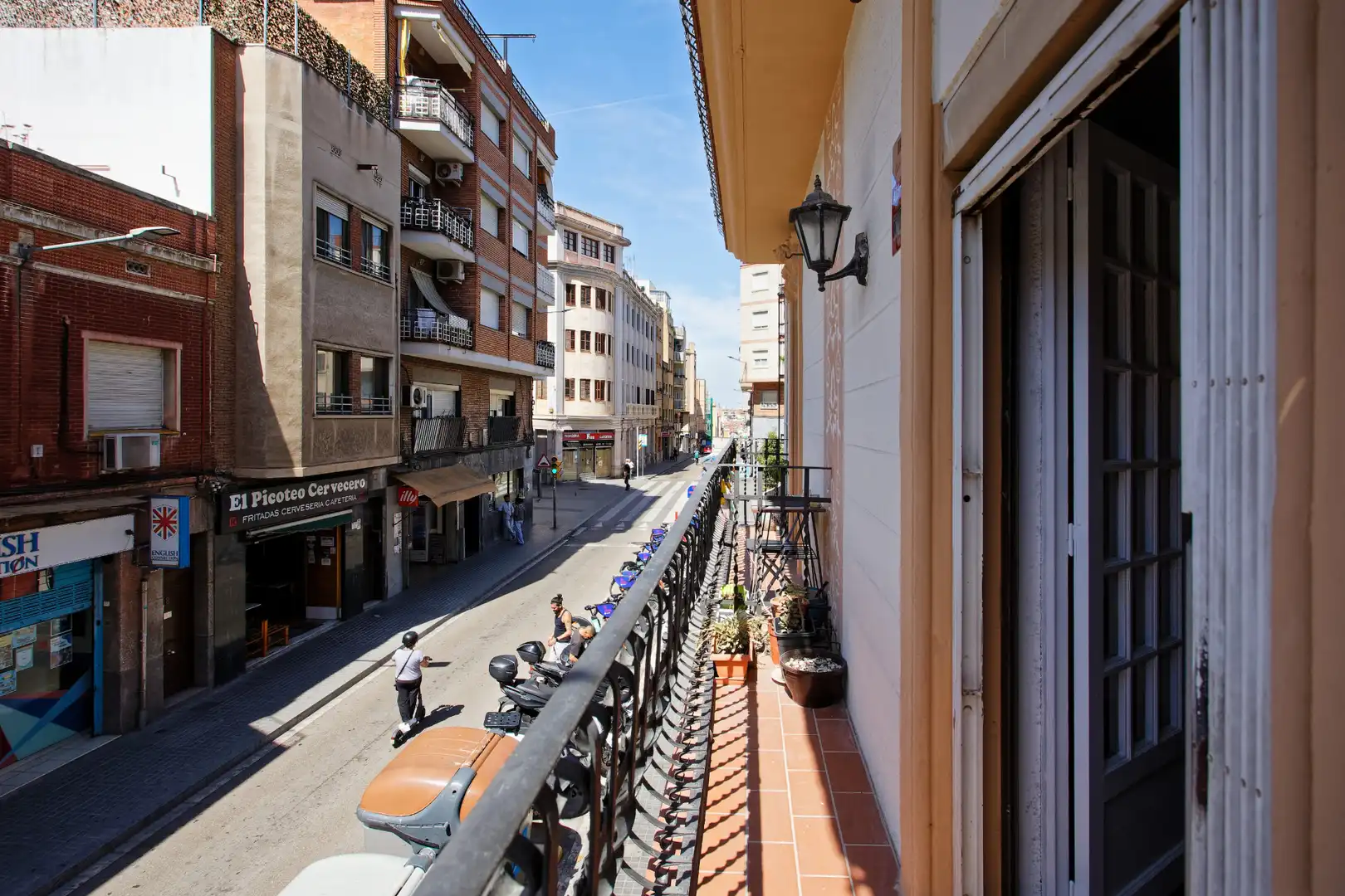 Außenansicht von Wohnung zum Verkauf in L'Hospitalet de Llobregat mit Parkett und Balkon