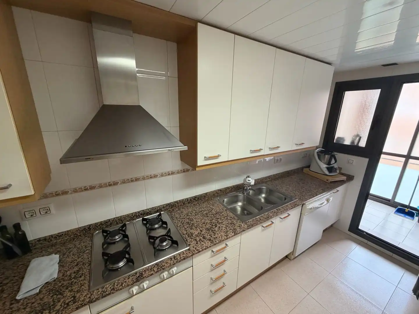 Cocina de Piso en venta en Sant Boi de Llobregat con Calefacción, Terraza y Amueblado