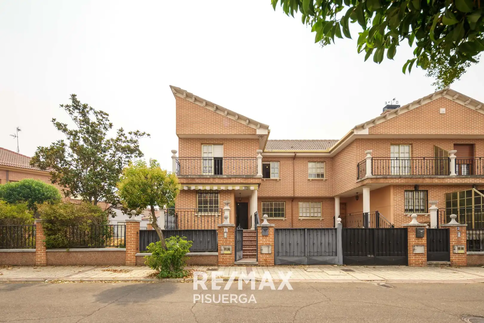 Chalet con jardín en venta en Calle Castilla y León 1