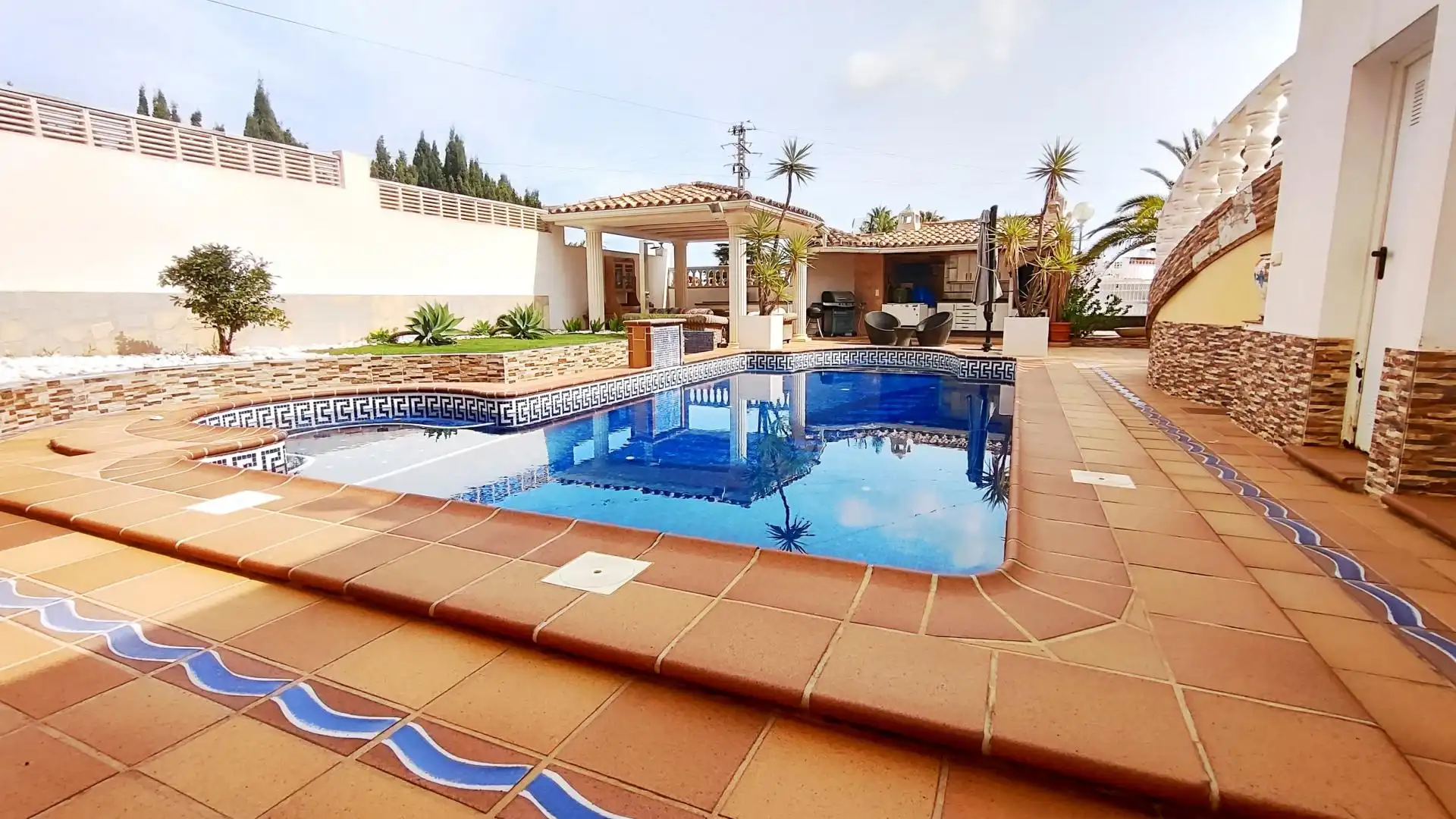 Casa aparellada amb piscina en venda a La Nucia Pueblo, imagen 2