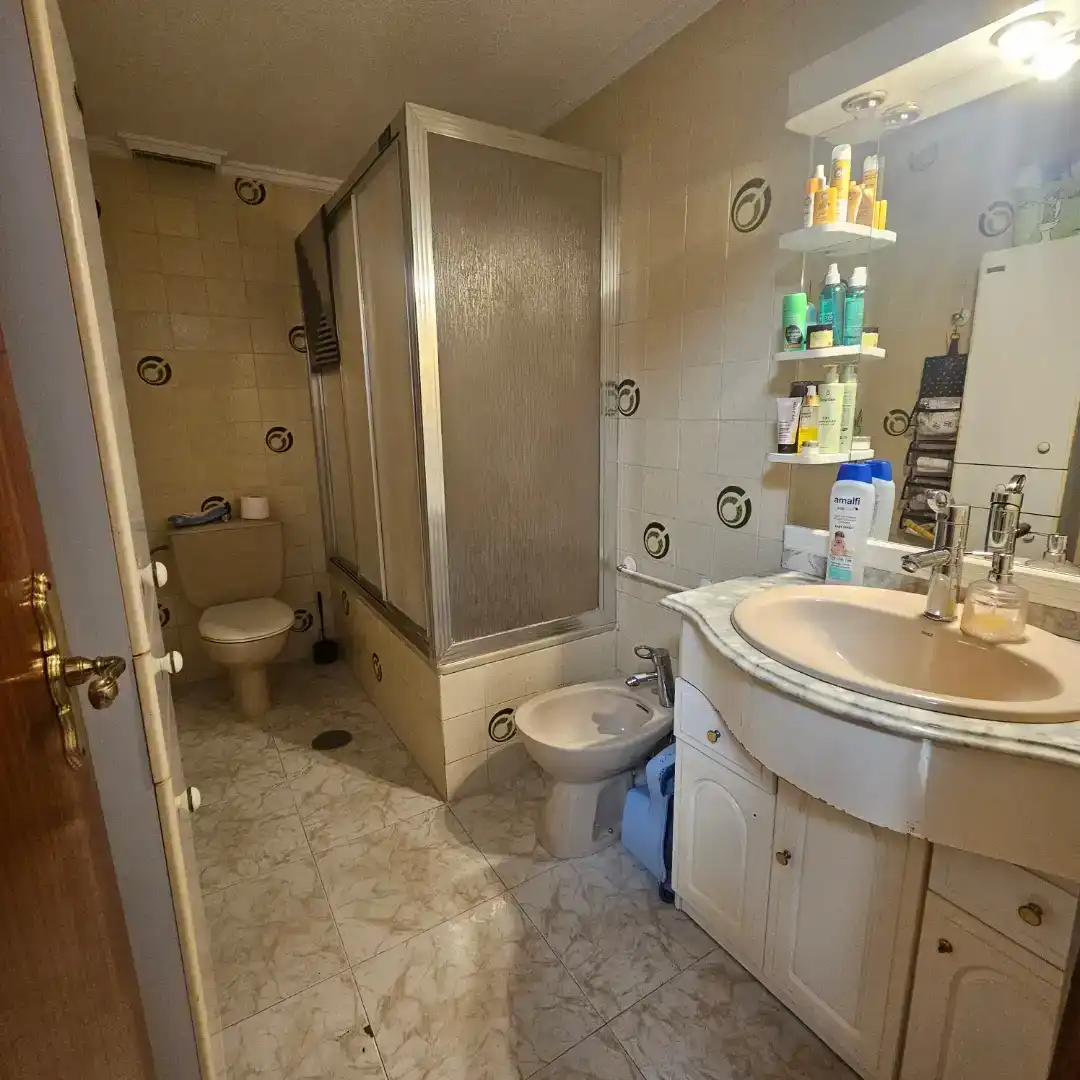 Bathroom of Flat for sale in Elda  with Air Conditioner, Storage room and Furnished