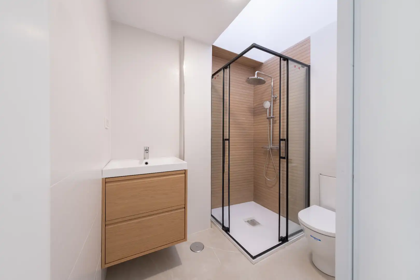 Bathroom of Attic for sale in Las Palmas de Gran Canaria  with Air Conditioner, Terrace and Storage room