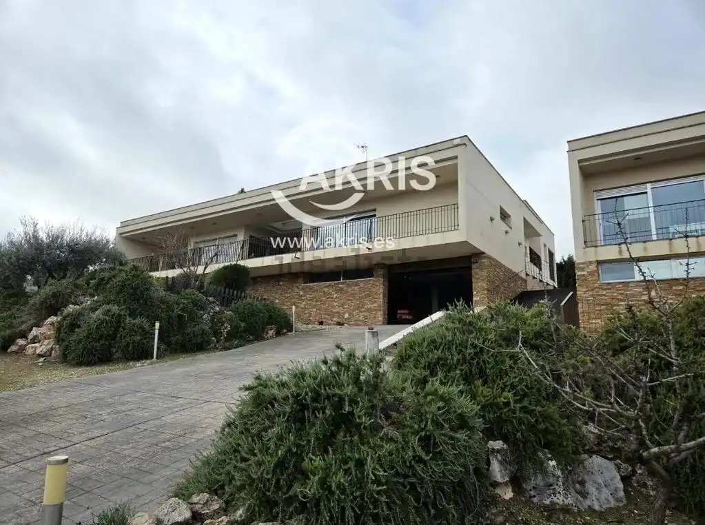 Casa amb piscina en venda a Calle Monasterio Santa María la Real, imagen 3