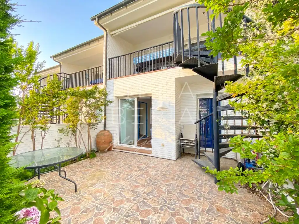 Terrasse von Einfamilien-Reihenhaus zum Verkauf in Castell d'Aro, Platja d'Aro i s'Agaró mit Gemeinschaftspool