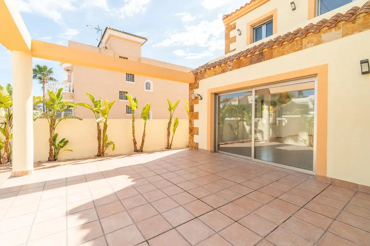 Villa mit Terrasse zum Verkauf in Calle Meridiano