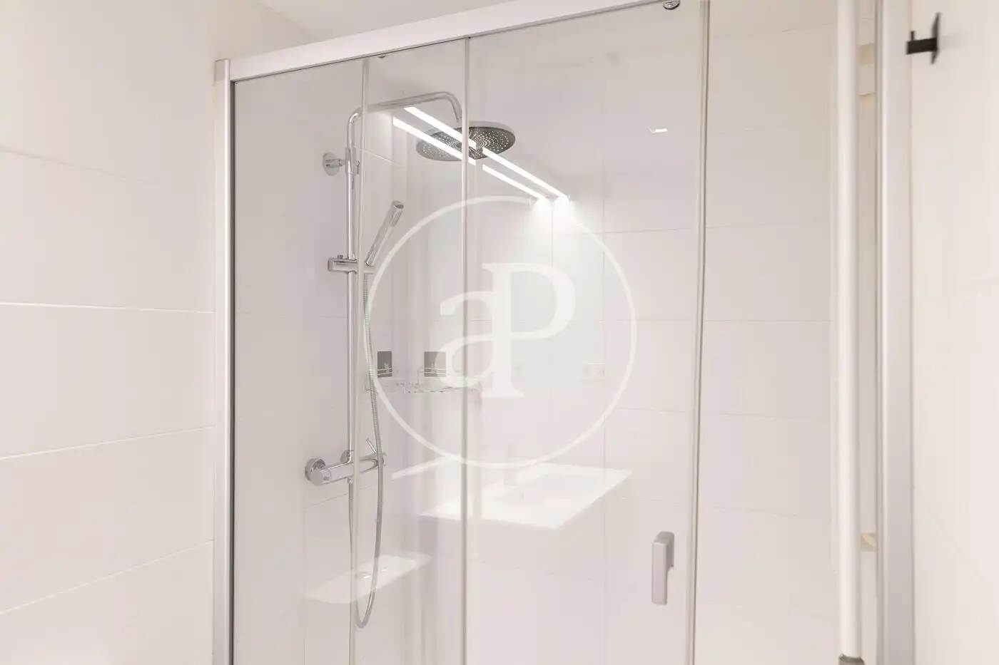 Badezimmer von Wohnung zum Verkauf in Barcelona mit Klimaanlage, Heizung und Terrasse