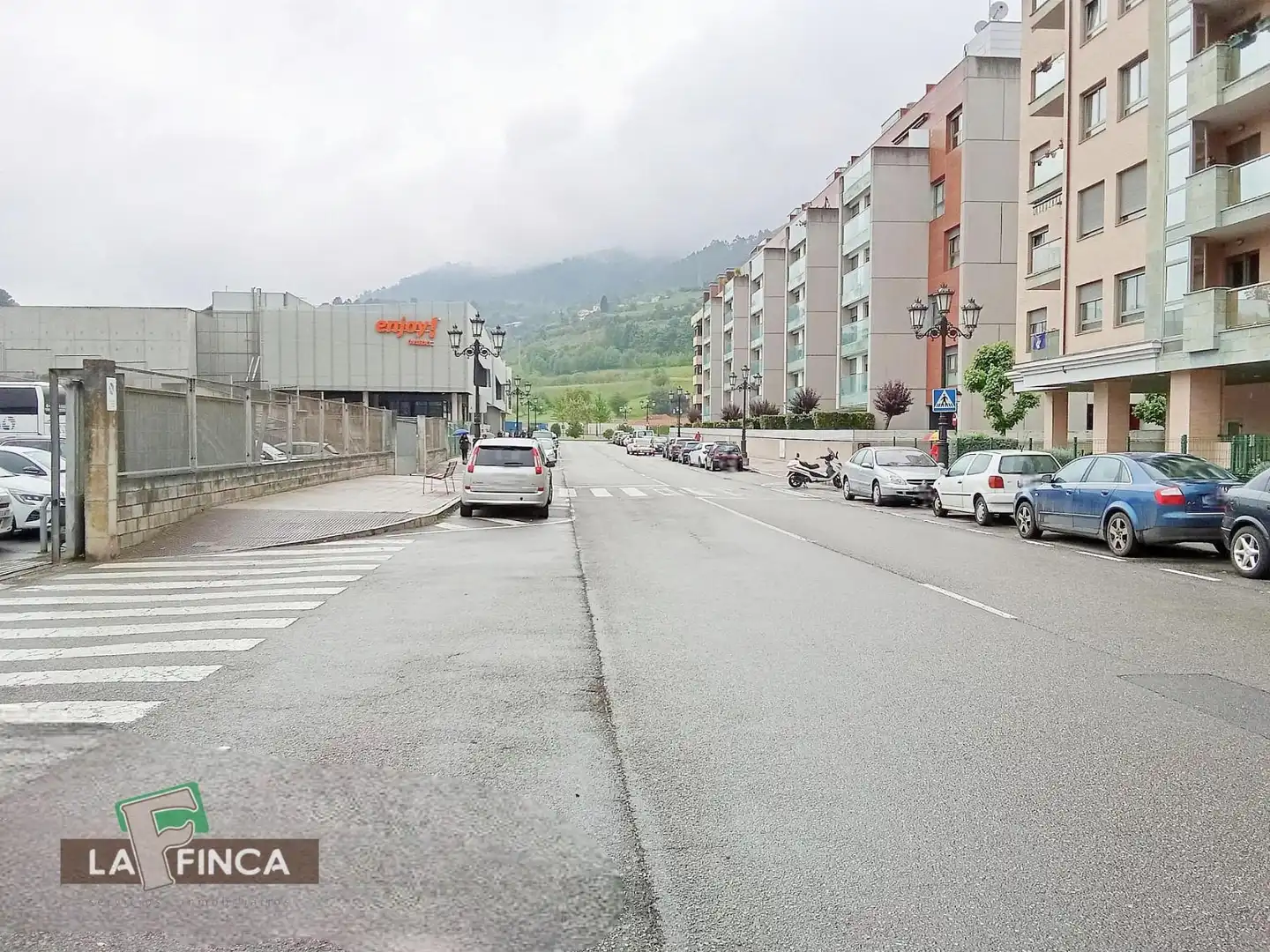 Vista exterior de Àtic en venda en Oviedo  amb Calefacció, Parquet i Terrassa
