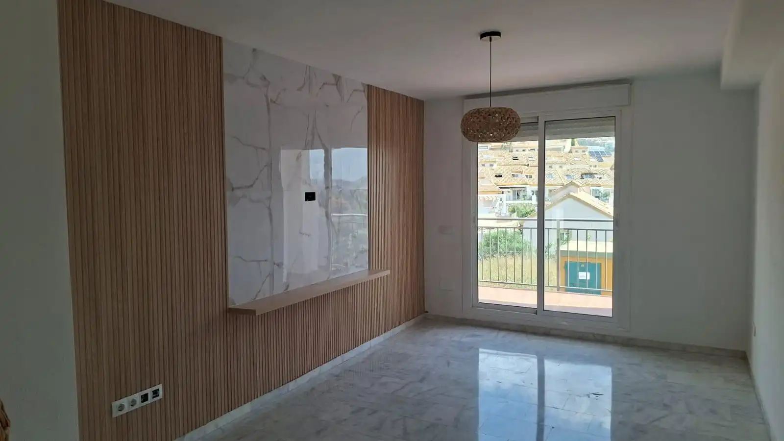 Sala d'estar de Casa adosada en venda en Benalmádena amb Aire condicionat, Jardí privat i Terrassa