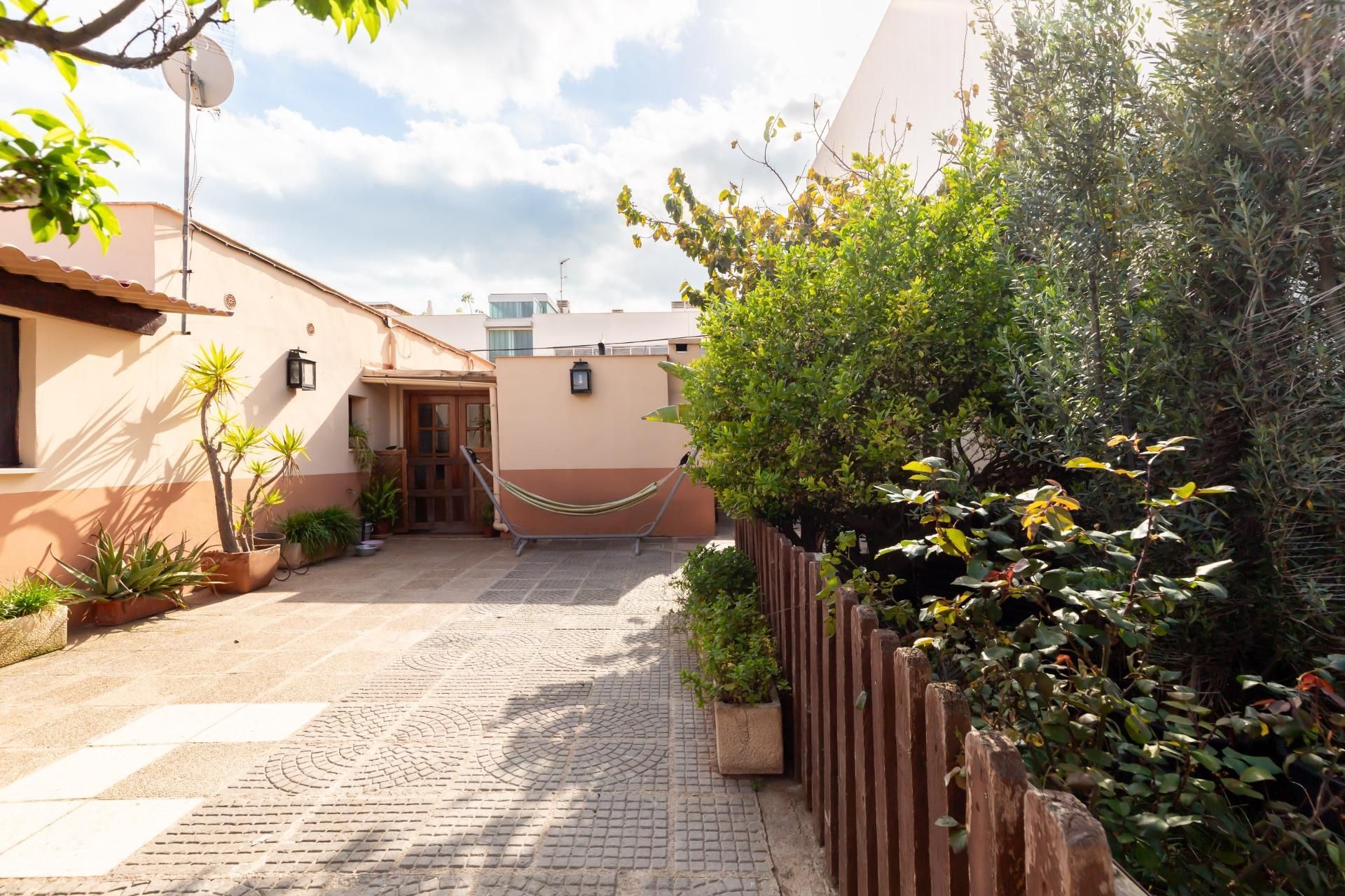 Vista exterior de Casa adosada en venda en  Palma de Mallorca amb Aire condicionat, Calefacció i Jardí privat