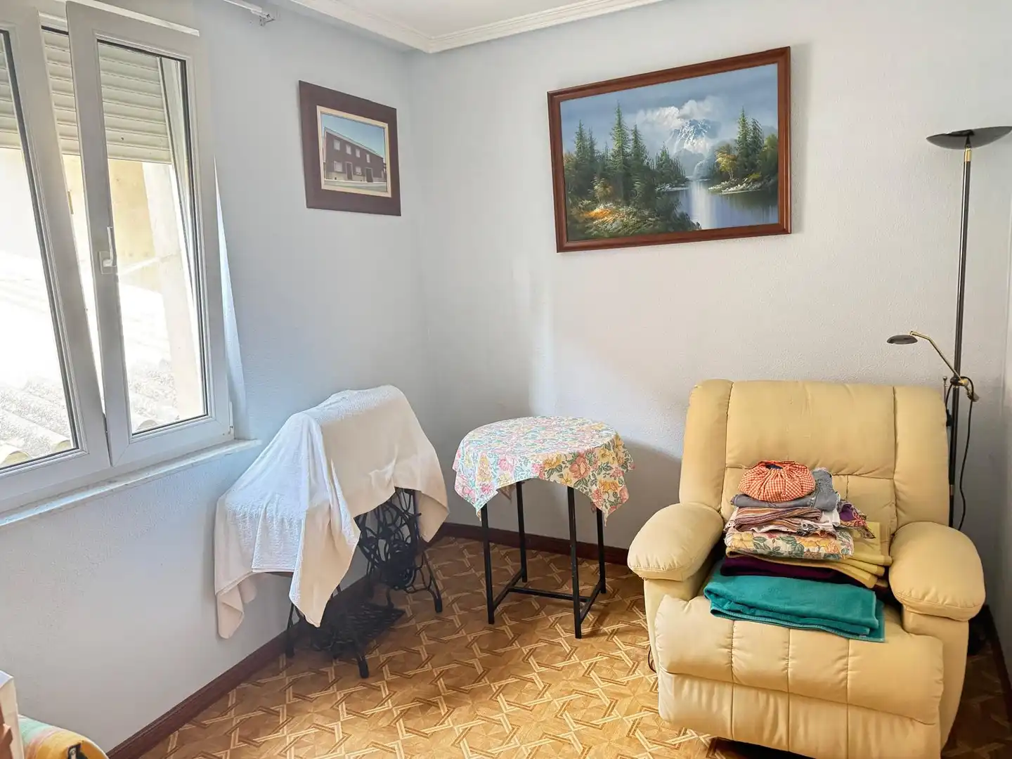 Sala d'estar de Casa o xalet en venda en Urdiales del Páramo amb Calefacció, Traster i Internet