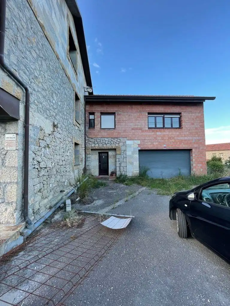 Vista exterior de Casa o xalet en venda en Camargo amb Calefacció, Jardí privat i Traster