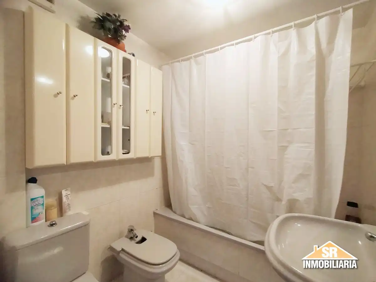 Baño de Piso de alquiler en A Coruña Capital  con Amueblado, Horno y Lavadora