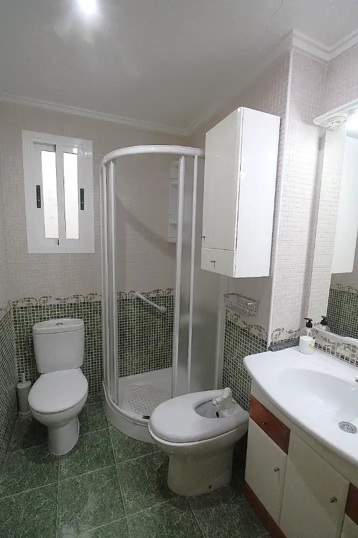 Baño de Piso de alquiler en Valencia con Aire acondicionado, Terraza y Amueblado