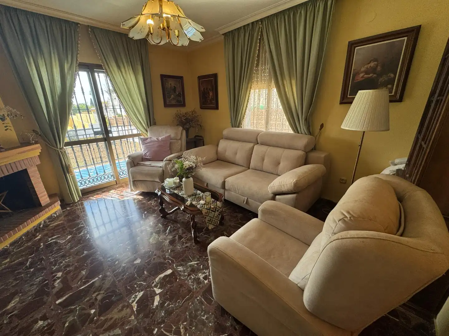 Sala d'estar de Casa o xalet en venda en Rincón de la Victoria amb Jardí privat, Terrassa i Balcó