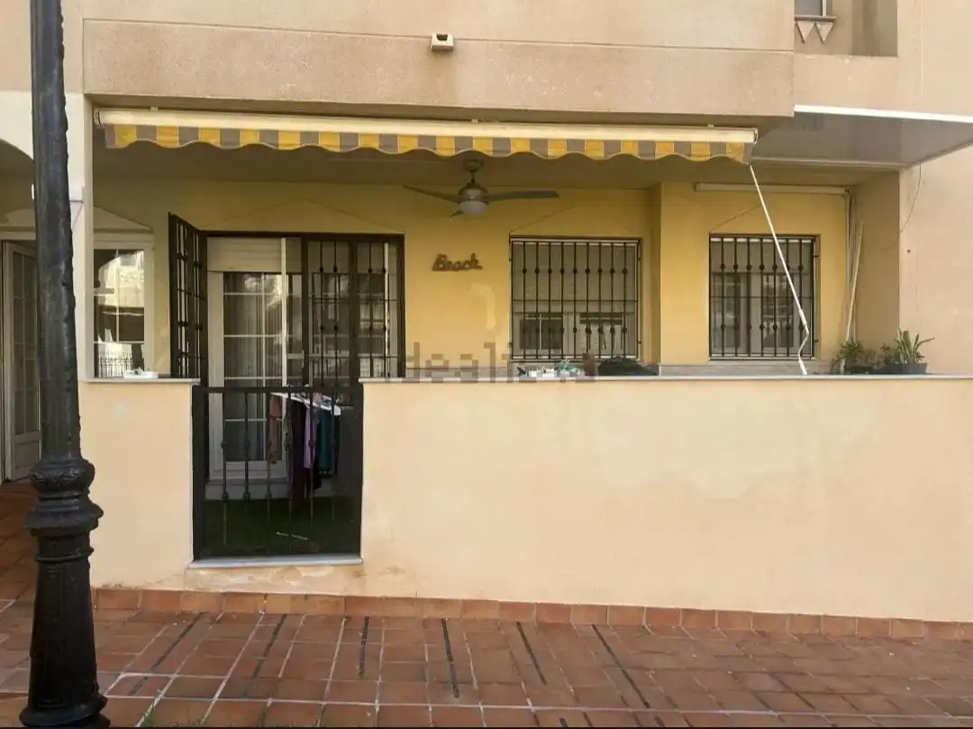 Vista exterior de Piso en venta en Almería con Terraza y Piscina comunitaria