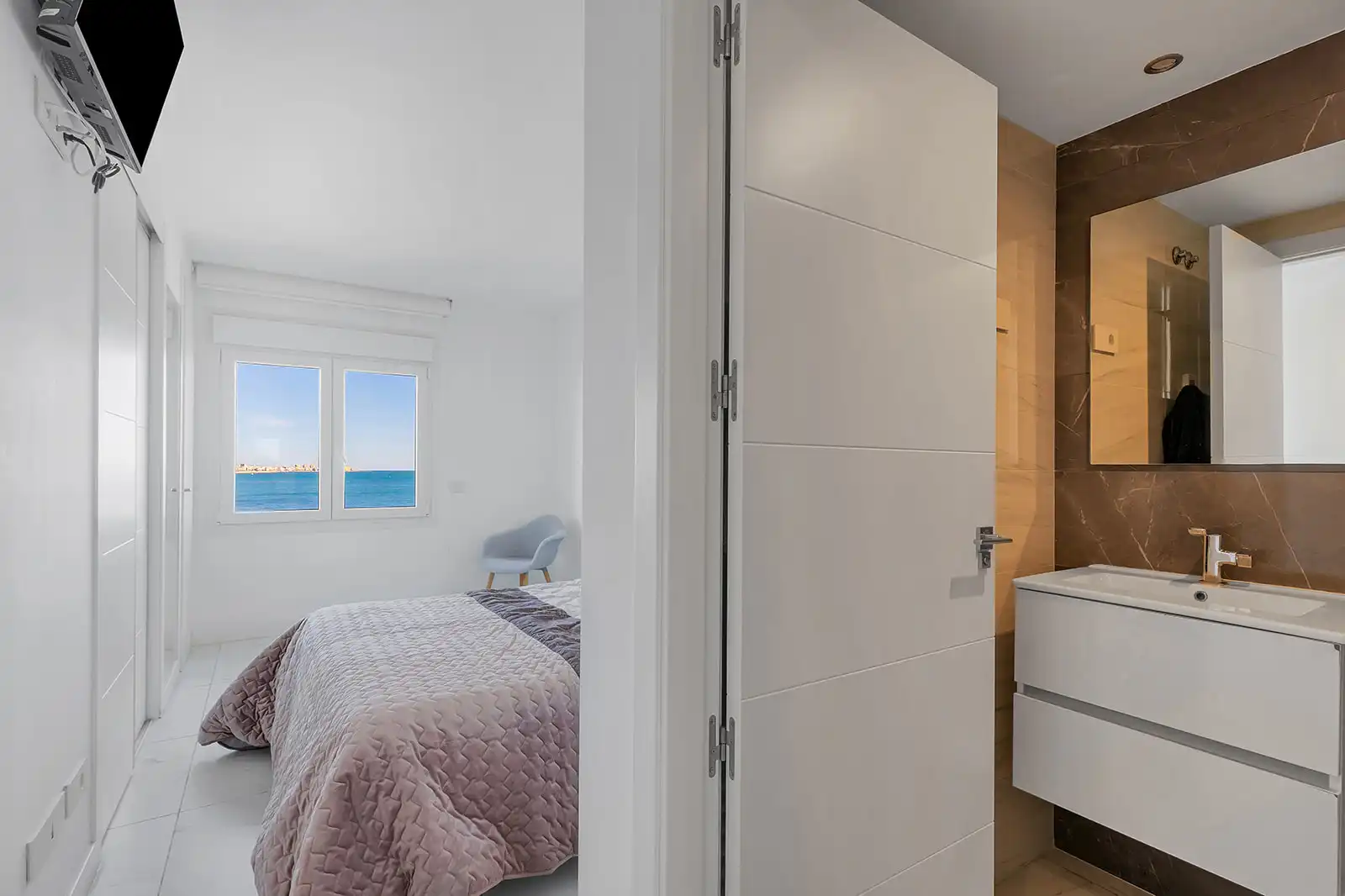 Dormitori de Apartament en venda en Torrevieja amb Terrassa, Traster i Moblat
