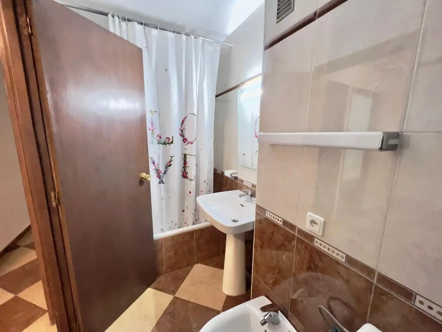 Baño de Piso en venta en Cáceres con Calefacción, Terraza y Amueblado