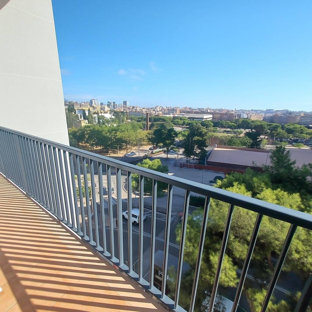 Vista exterior de Piso en venta en L'Hospitalet de Llobregat con Balcón