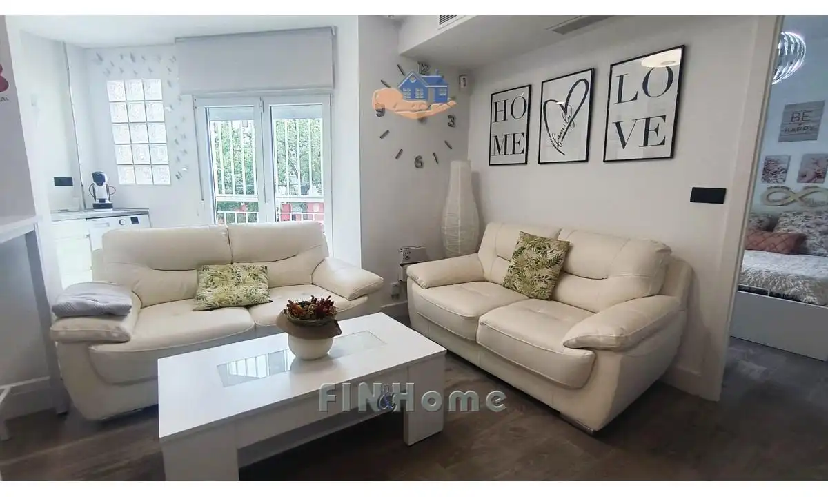 Living room of Flat for sale in Sevilla  with Air Conditioner, Heating and Furnished