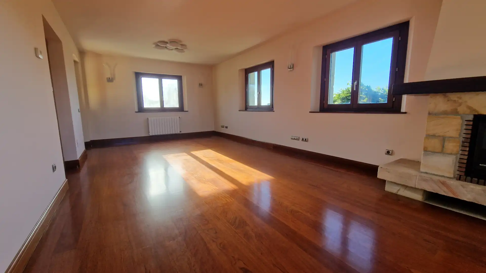 Sala d'estar de Casa o xalet en venda en Gijón  amb Calefacció, Jardí privat i Parquet