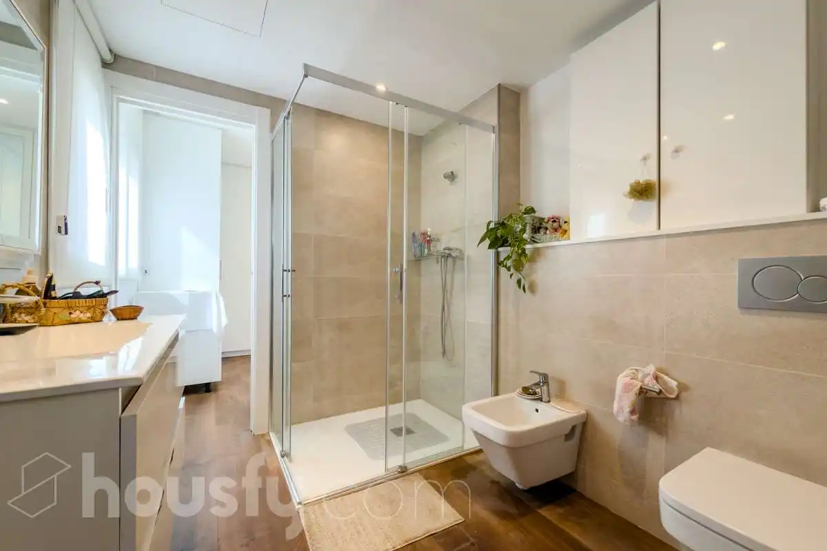 Bany de Casa o xalet en venda en Barcelona amb Aire condicionat, Calefacció i Jardí privat