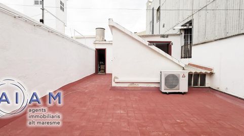 Edificio con local y vivienda dúplex en carrer Església