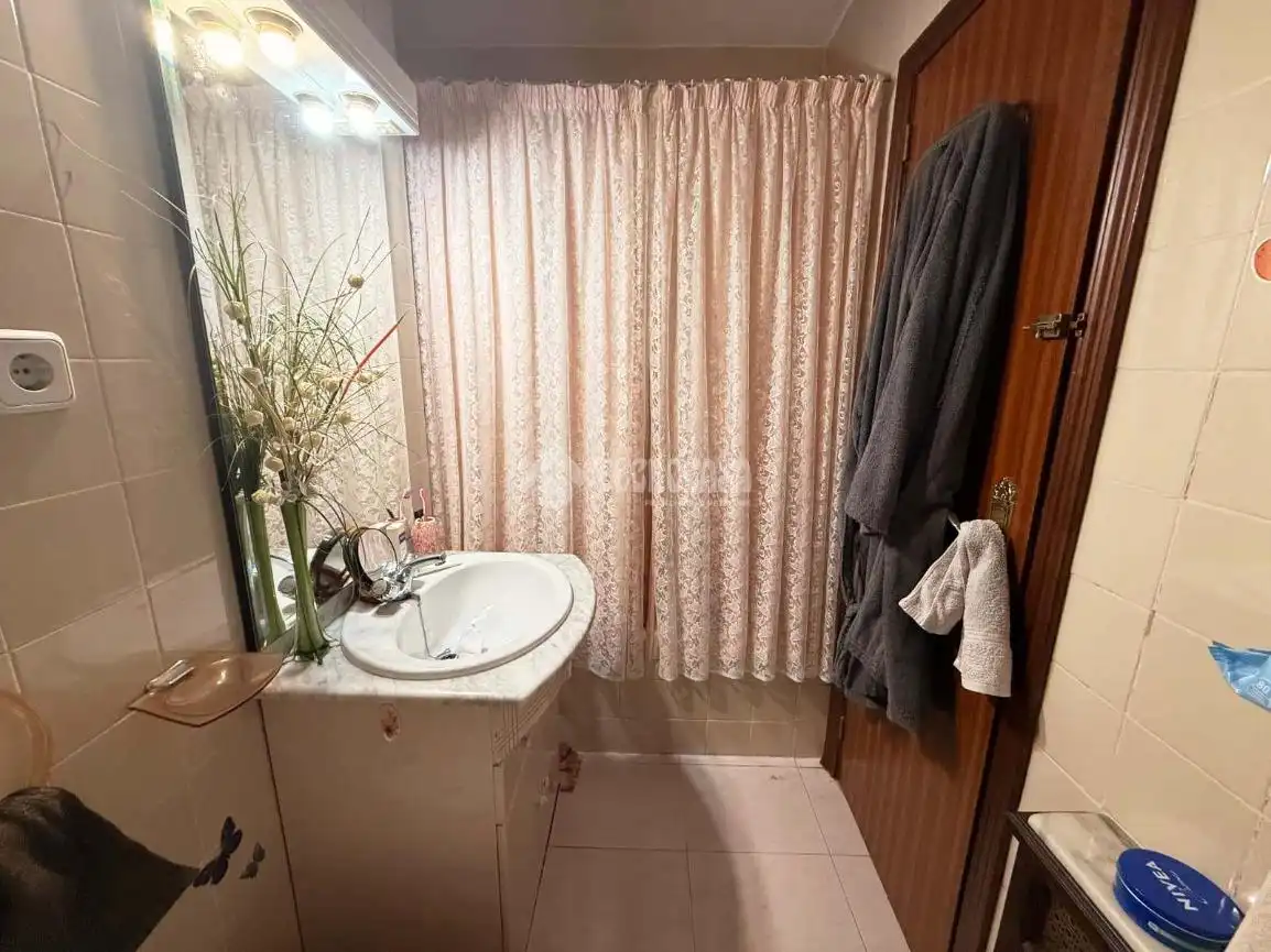 Bathroom of Flat for sale in Madrid  with Air Conditioner, Terrace and Balcony