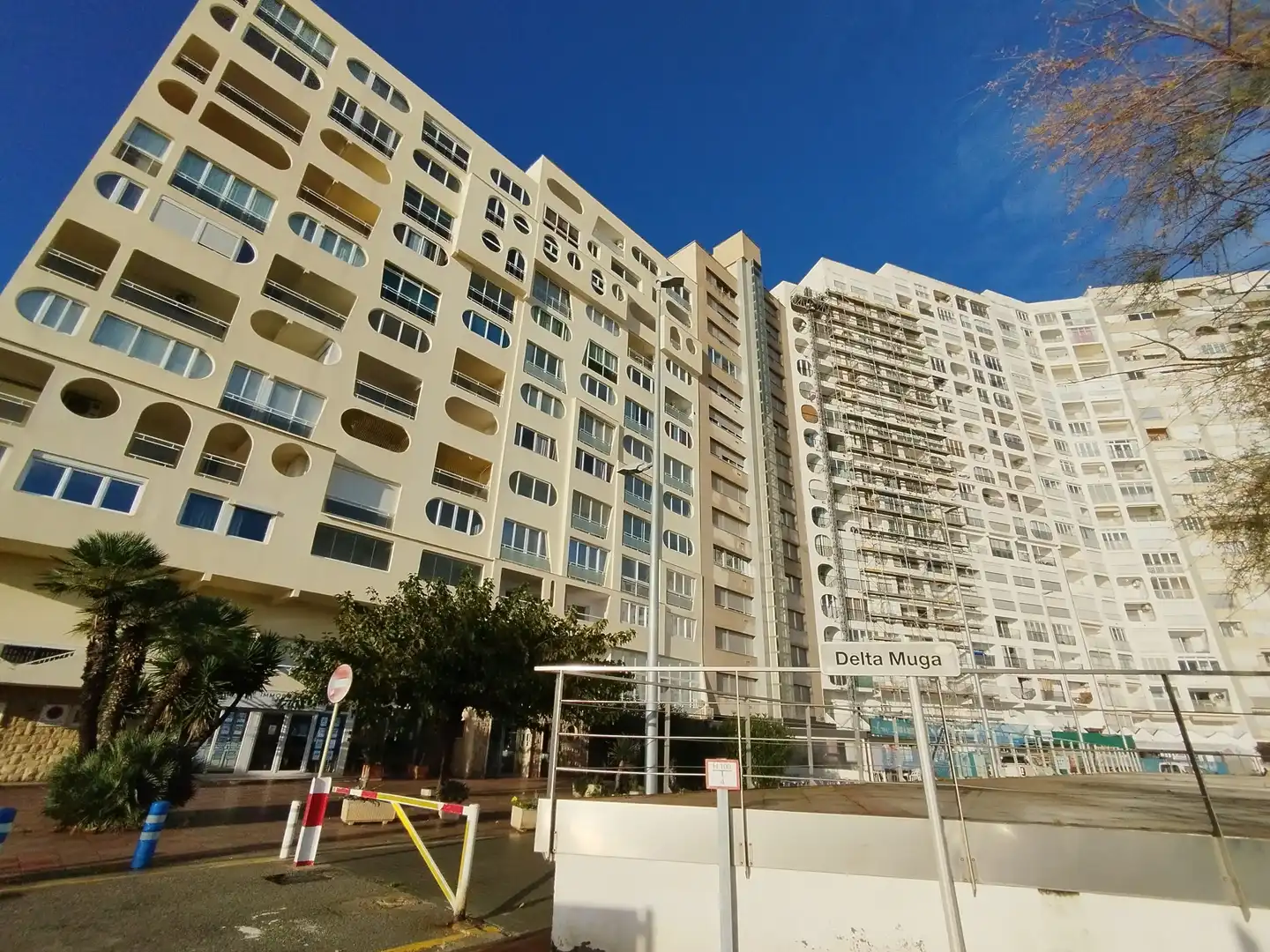 Vista exterior de Pis en venda en Empuriabrava amb Calefacció