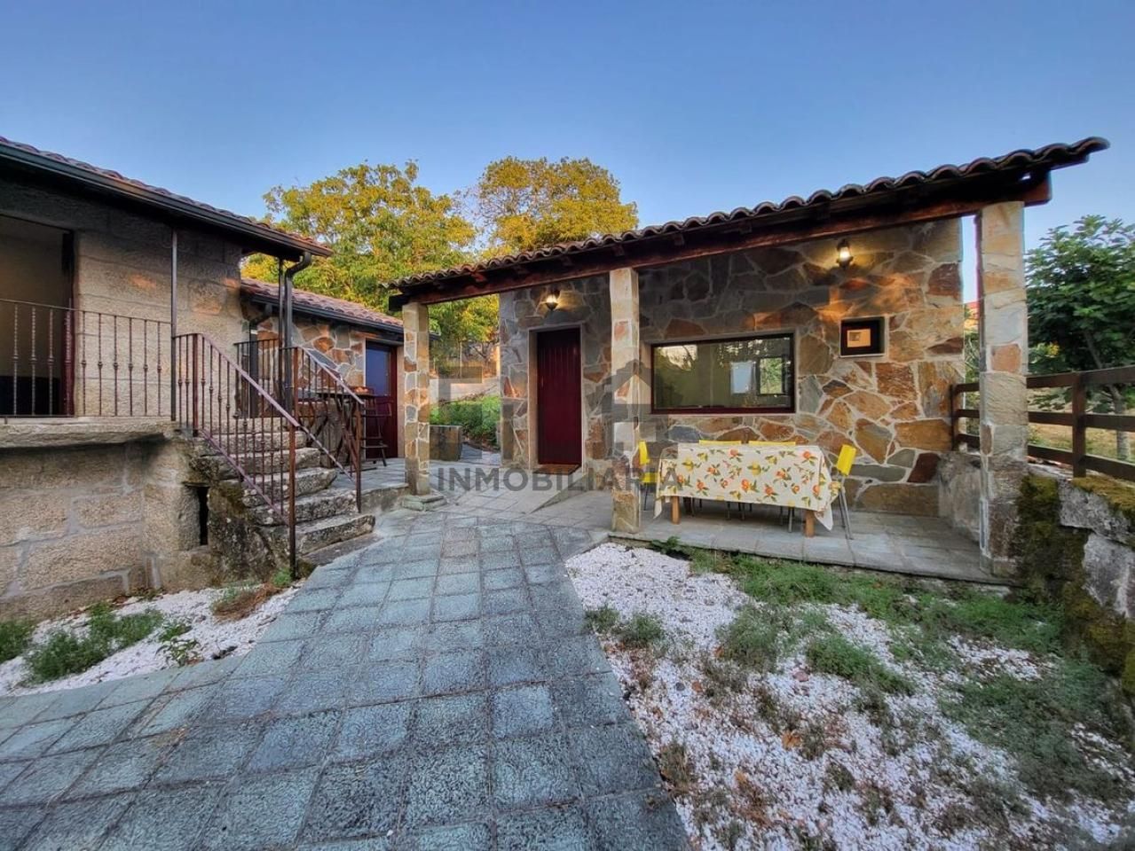 Vista exterior de Casa o xalet en venda en A Merca   amb Calefacció, Jardí privat i Terrassa