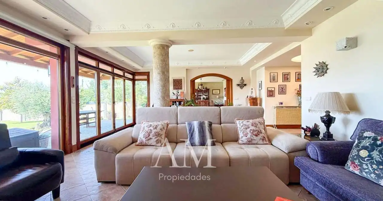 Sala d'estar de Casa o xalet en venda en Vigo  amb Calefacció, Jardí privat i Terrassa