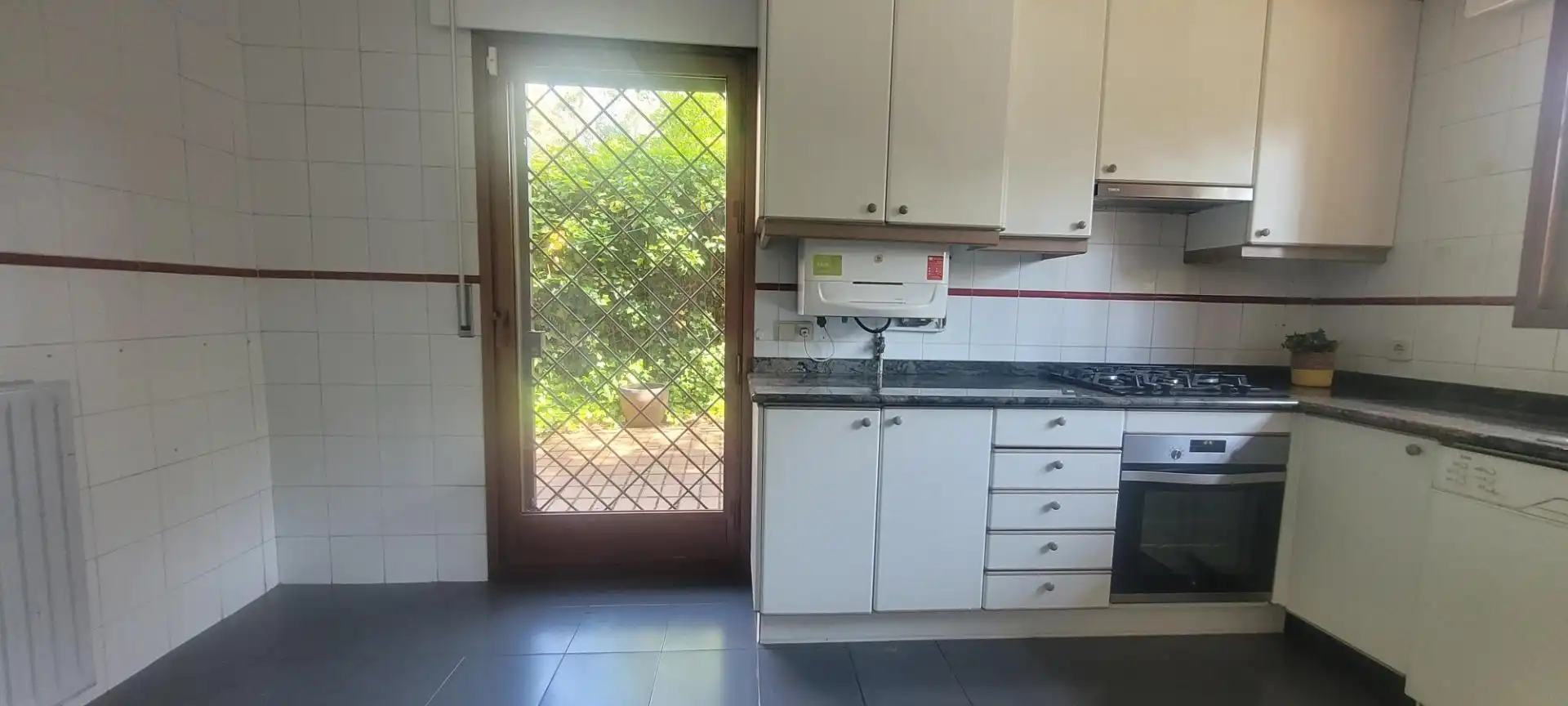 Cuina de Casa adosada de lloguer en Majadahonda amb Calefacció, Jardí privat i Parquet