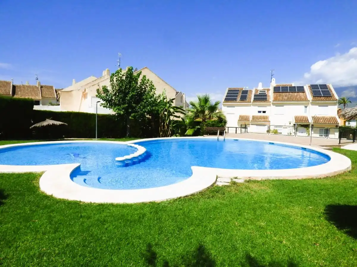 Piscina de Casa adosada en venta en Benidorm con Aire acondicionado y Internet