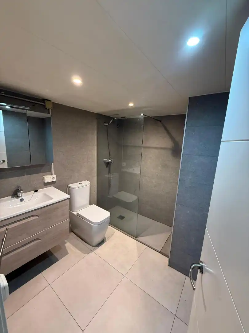 Bathroom of Commercial properties for rent in Badalona  with Air Conditioner