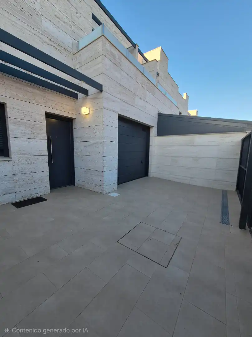 Vista exterior de Casa adosada en venda en Yuncos amb Calefacció, Jardí privat i Terrassa