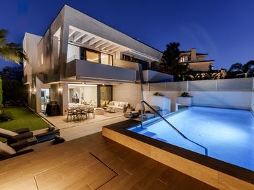 Casa bifamiliare con balcone in vendita a Nueva Andalucía