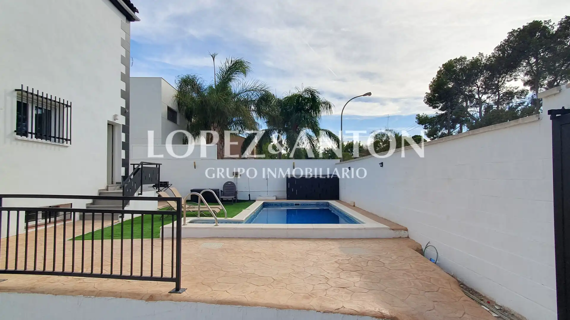 Swimming pool of Houses for sale in L'Eliana  with Air Conditioner, Heating and Private garden