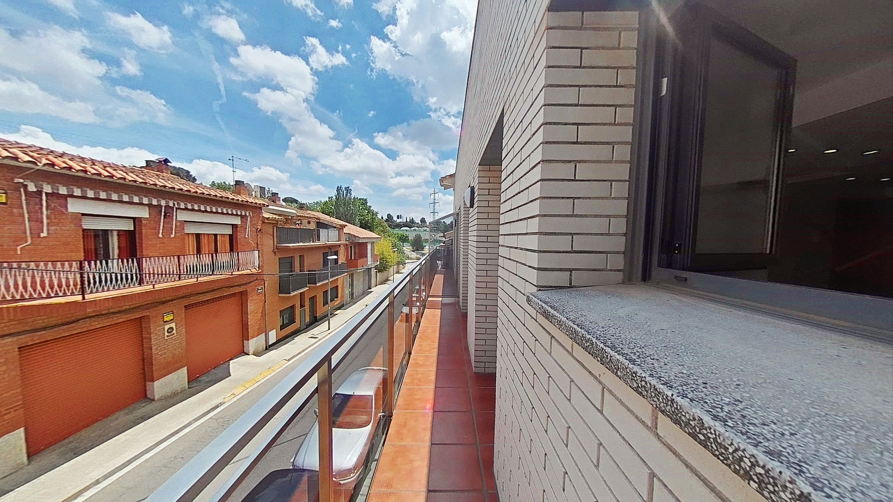 Vista exterior de Dúplex en venda en Rubí amb Calefacció, Terrassa i Forn