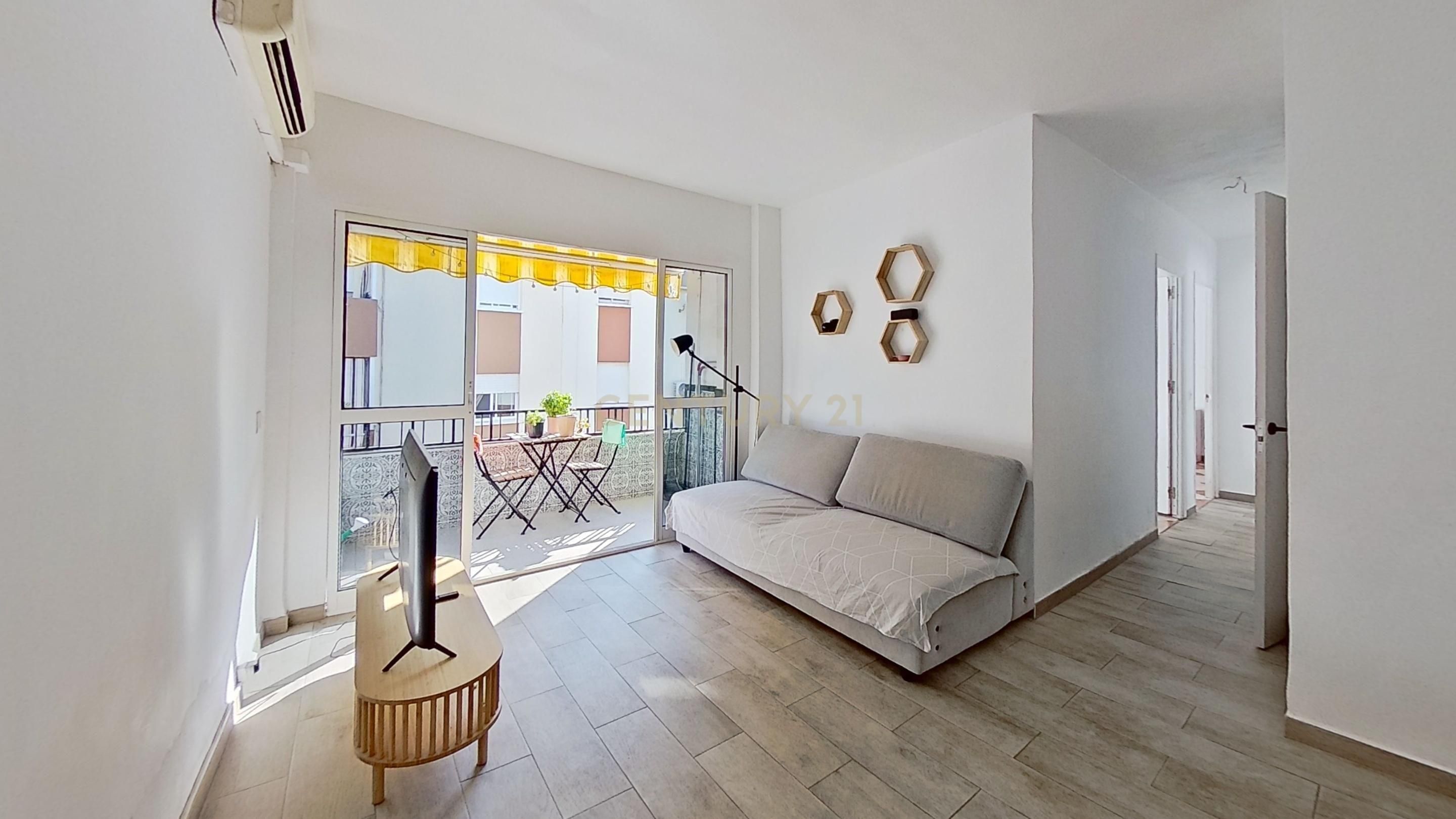 Sala d'estar de Apartament en venda en Benalmádena amb Aire condicionat i Balcó