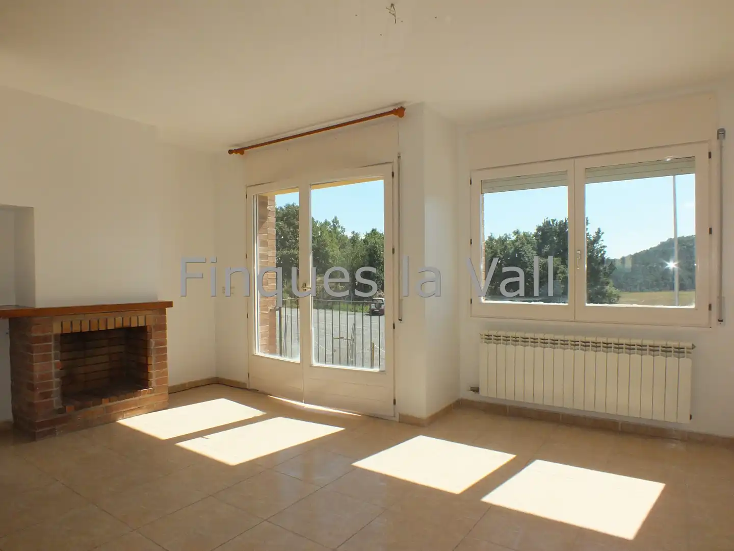 Sala d'estar de Casa adosada en venda en Sant Boi de Lluçanès amb Calefacció, Jardí privat i Forn