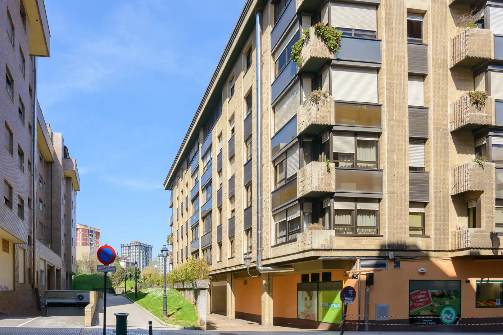 Vista exterior de Dúplex en venda en Oviedo  amb Calefacció, Parquet i Traster