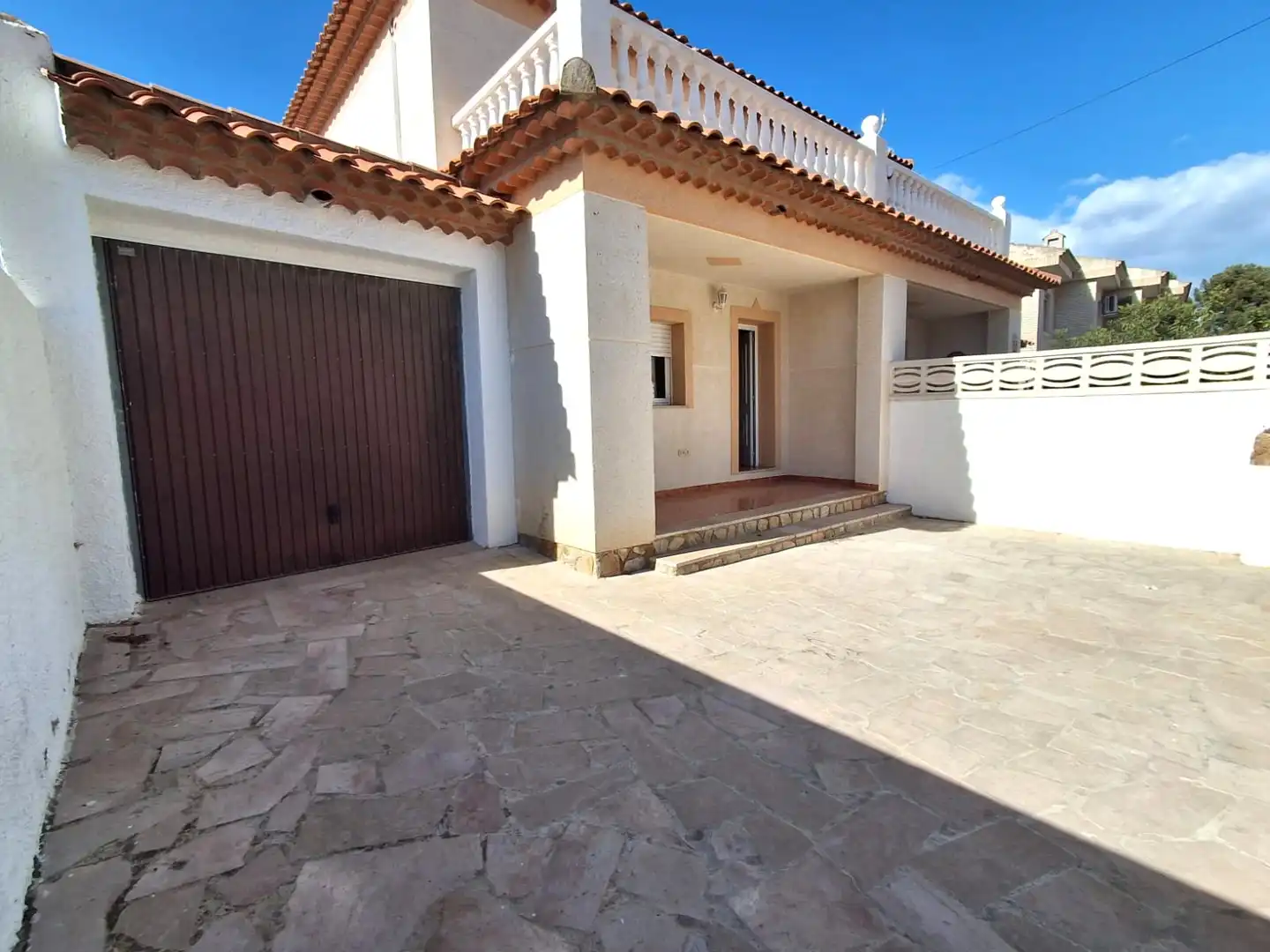 Außenansicht von Einfamilien-Reihenhaus zum Verkauf in Mont-roig del Camp mit Klimaanlage, Privatgarten und Terrasse