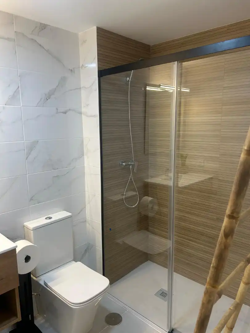 Baño de Piso de alquiler en Dos Hermanas con Aire acondicionado, Terraza y Amueblado