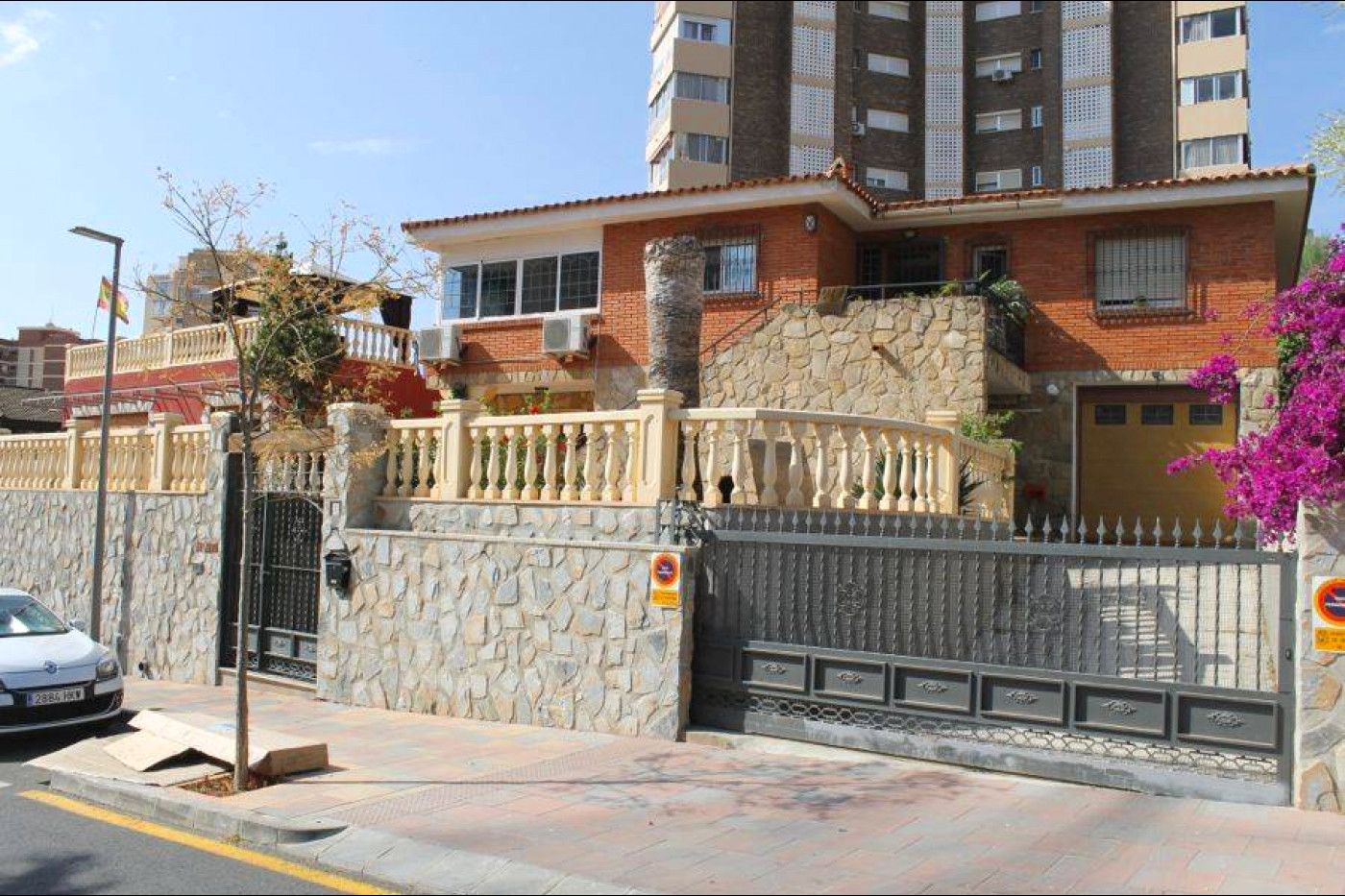 Vista exterior de Casa o xalet en venda en Benidorm amb Aire condicionat, Jardí privat i Terrassa