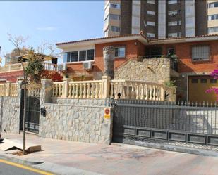 Vista exterior de Casa o xalet en venda en Benidorm amb Aire condicionat, Jardí privat i Terrassa