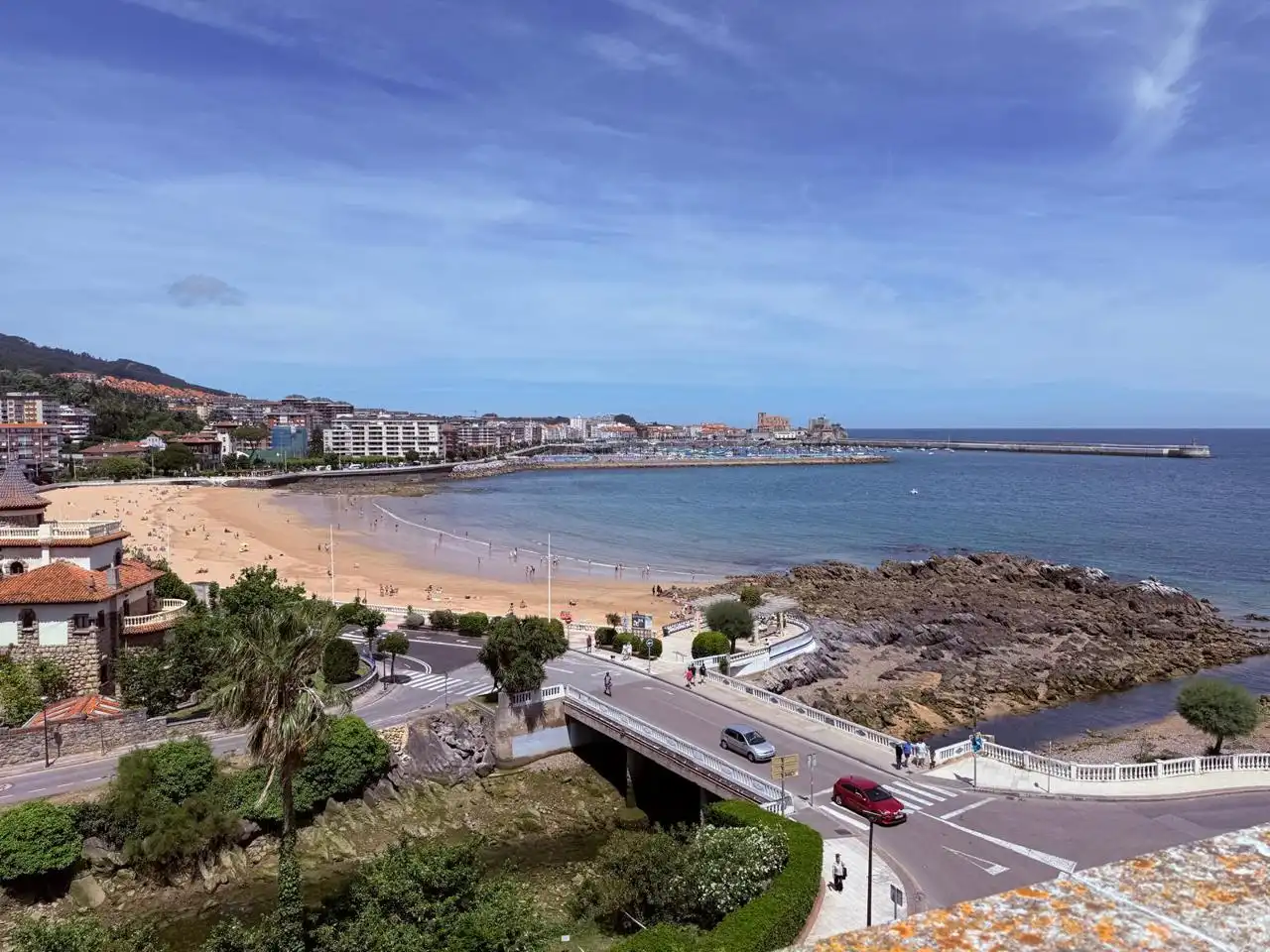 Vista exterior de Ático en venta en Castro-Urdiales con Calefacción, Parquet y Terraza