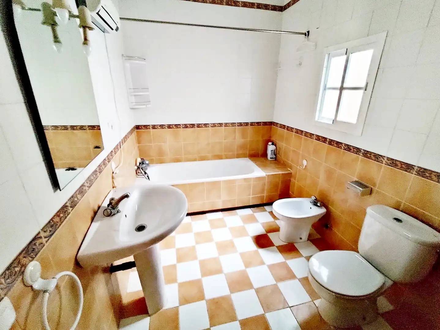 Baño de Finca rústica en venta en Coín con Jardín privado, Trastero y Amueblado