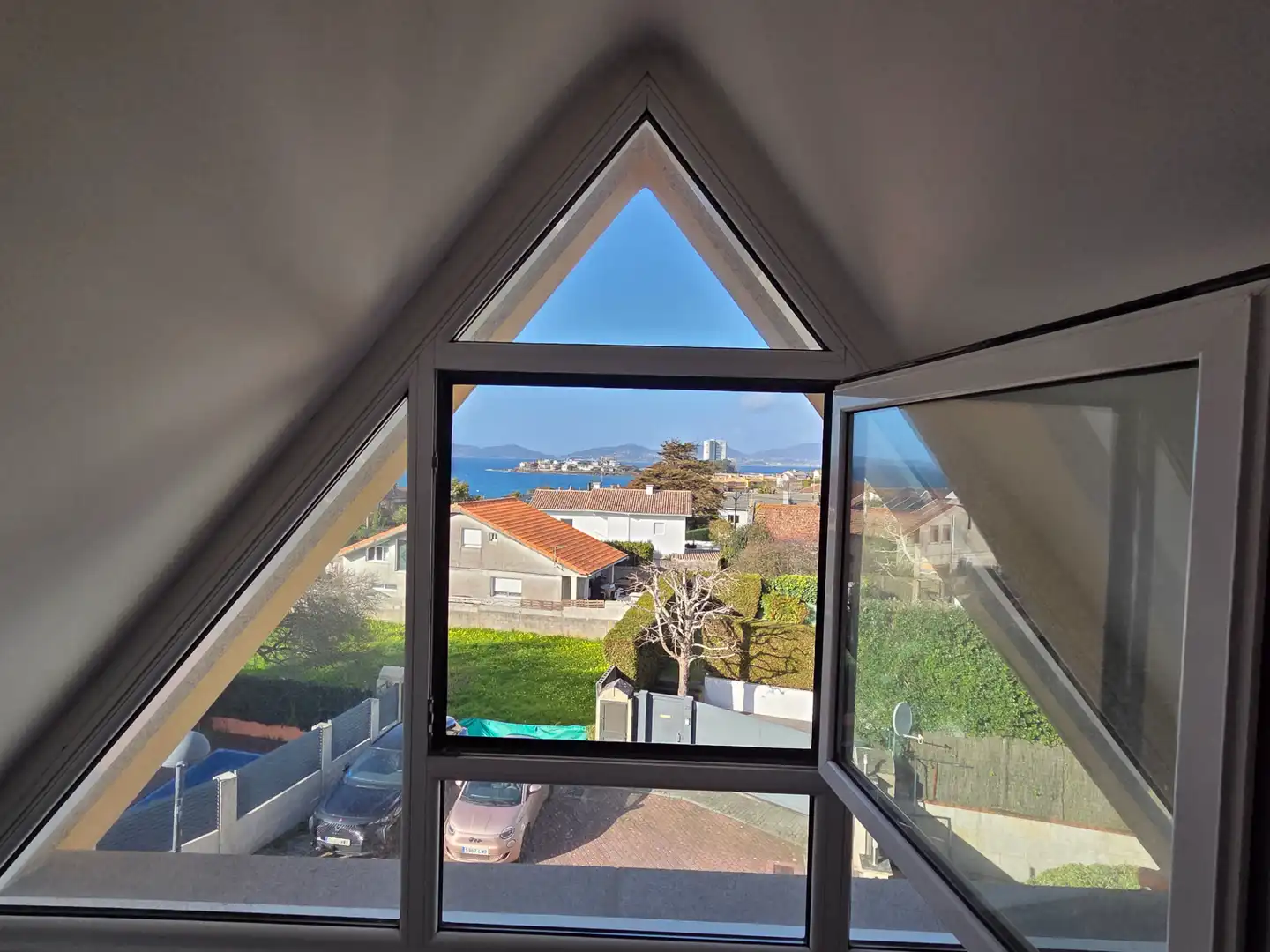 Vista exterior de Casa adosada en venda en Vigo  amb Calefacció, Jardí privat i Parquet