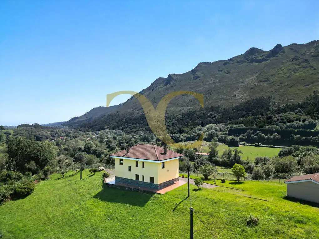 Vista exterior de Casa o xalet en venda en Ribadesella amb Calefacció, Jardí privat i Terrassa