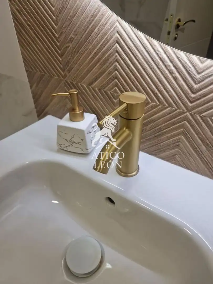 Bany de Àtic en venda en León Capital  amb Calefacció, Parquet i Terrassa